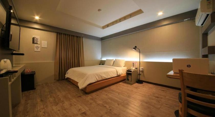 Hotel M Story Suwon Bagian luar foto