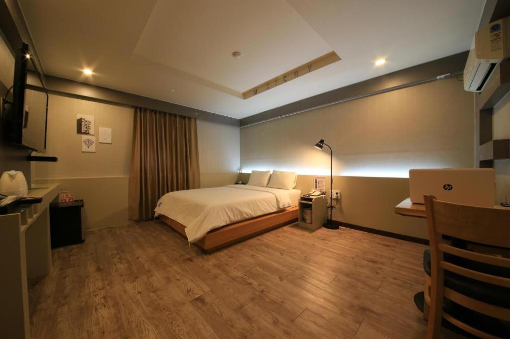 Hotel M Story Suwon Bagian luar foto