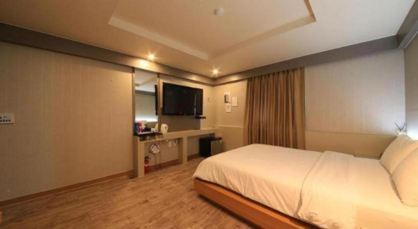 Hotel M Story Suwon Bagian luar foto